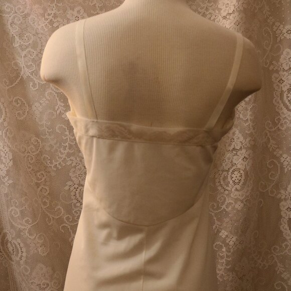 Shirey Jr. Petite slip 13/14 vintage! 100% nylon the straps are adjustable - Picture 4 of 6